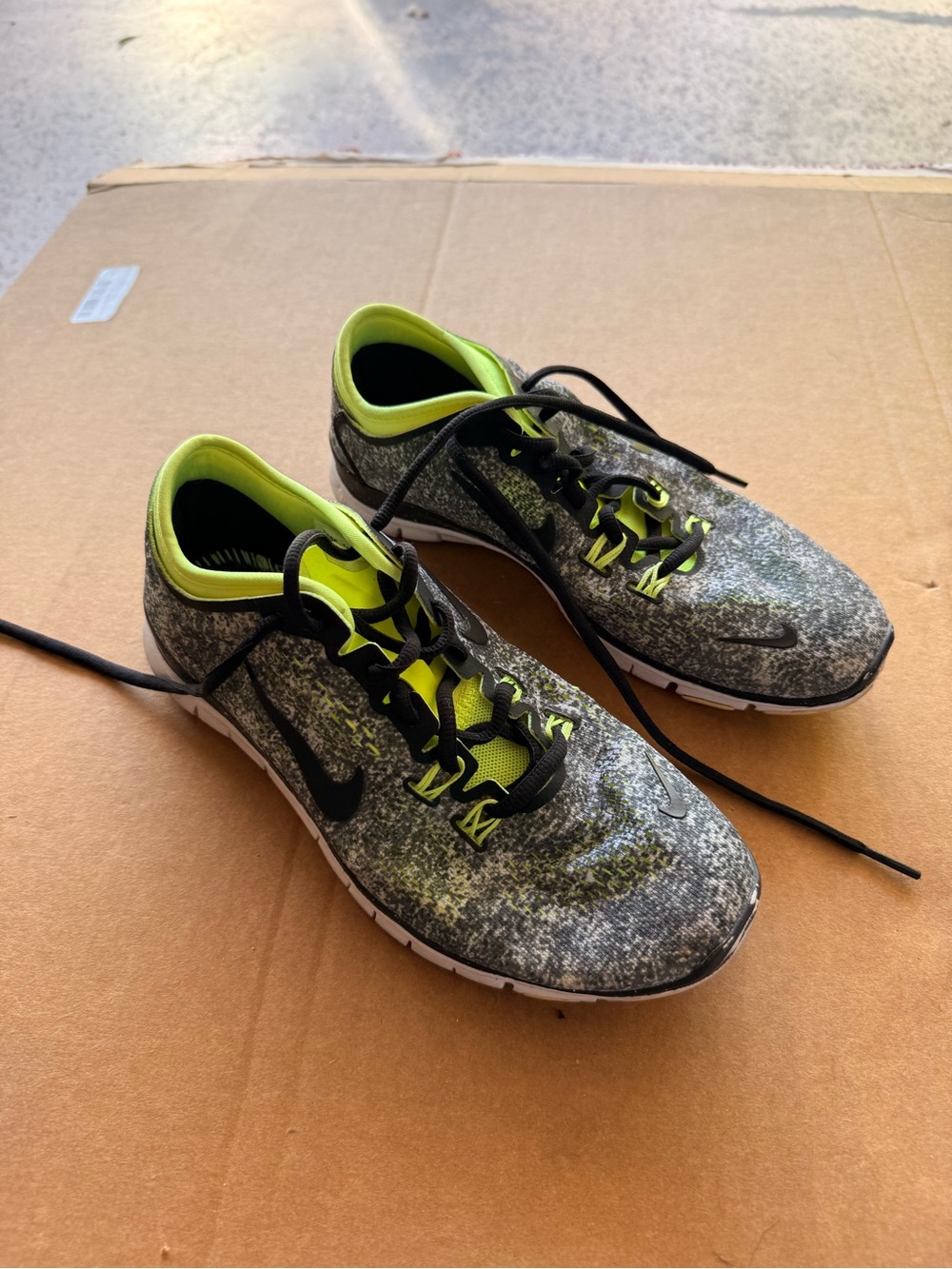Nike women’s Grey & Neon Yellow Running Shoes 6.5